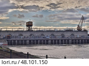 Нижегородская ГЭС (Горьковская) на реке Волге у города Заволжье в Городецком районе Нижегородской области. Редакционное фото, фотограф Константин Григорьев / Фотобанк Лори