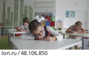 1 september 2022, Kazan, Russia - Young schoolgirl focused on writing in classroom. Редакционное видео, видеограф Константин Шишкин / Фотобанк Лори