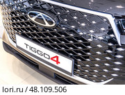 Передняя часть автомобиля Chery Tiggo 4 с эмблемой. Редакционное фото, фотограф FotograFF / Фотобанк Лори