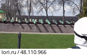 Турист снимает на камеру трофейные орудия 1812 года в Бородинском музее. Май. A tourist films captured guns of 1812 in the Borodino Museum. May. Редакционное видео, видеограф Горшков Александр / Фотобанк Лори