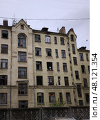 Старое жилое здание с выбитыми окнами. Редакционное фото, фотограф Мария Сергеева / Фотобанк Лори