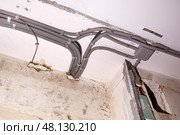 Installation of electrical wiring on the ceiling. Стоковое фото, фотограф Виктория Тельминова / Фотобанк Лори