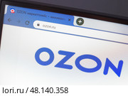 На экране компьютера открыта страничка сайта интернет-магазина Озон Ozon — российский маркетплейс. Редакционное фото, фотограф Евгения Золкина / Фотобанк Лори