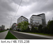 Современные офисные здания на городской улице, Ленинский проспект 90,  Москва. Radisson Blu Leninsky Prospect Hotel. Редакционное фото, фотограф Мария Сергеева / Фотобанк Лори