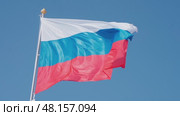 4k, The Russian flag flutters in the wind against the blue sky. Стоковое видео, видеограф Сергей Богомяко / Фотобанк Лори