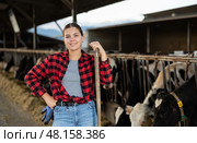 Farmer engaged in breeding of cows posing in cowshed. Стоковое фото, фотограф Яков Филимонов / Фотобанк Лори