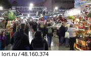 Fair of Santa Llucia - Christmas market near Cathedral in evening. Barcelona, Catalonia. (2019 год). Редакционное видео, видеограф Яков Филимонов / Фотобанк Лори