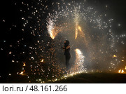 Фаершоу -   девушка крутит пои (2018 год). Редакционное фото, фотограф Snezka / Фотобанк Лори