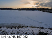 Замёрзшее озеро зимой на фоне леса и пасмурного неба. Стоковое фото, фотограф Пучков Андрей Александрович / Фотобанк Лори