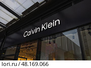 Calvin Klein store exterior with illuminated logo. London, UK, 17 March 2024. Редакционное фото, фотограф Zydrius Tartenis / Фотобанк Лори