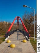 New arched pedestrian bridge over the Yauza River, cityscape: Moscow, Russia - April 16, 2025. Редакционное фото, фотограф Алексей Голованов / Фотобанк Лори