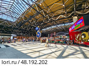 Passengers into Terminal B in Sheremetyevo (2024 год). Редакционное фото, фотограф Саблин Станислав / Фотобанк Лори