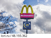 McDonalds fast food restaurant sign with golden arches. London, UK, 17 March 2024. Редакционное фото, фотограф Zydrius Tartenis / Фотобанк Лори