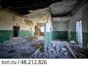 Сломанные перегородки заброшенного строения. Стоковое фото, фотограф Сергей Куров / Фотобанк Лори