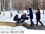 Женщины с детской коляской для двойни гуляют в парке. Город Тюмень (2018 год). Редакционное фото, фотограф Александр Тараканов / Фотобанк Лори