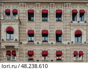 Стена дома с красными  маркизами над окнами на набережной мойки 55 в центре Санкт-Петербурга (2020 год). Стоковое фото, фотограф Жигалов Евгений Павлович / Фотобанк Лори