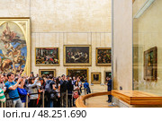Paris, France - May 8, 2013. Visitors take photos of Leonardo DaVinci painting Mona Lisa at the Louvre Museum. Редакционное фото, фотограф Татьяна  Бральнина / Фотобанк Лори