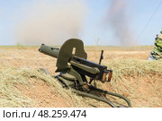 Пулемёт Максим в окопе, военная реконструкция, эпизод Сталинградской битвы, Великая Отечественная война.  Волгоградская область, Средняя Ахтуба, Россия. (2021 год). Редакционное фото, фотограф Андрей Цыганков / Фотобанк Лори