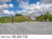Советская площадь в Дмитрове весенним солнечным днем. Московская область, Россия. Редакционное фото, фотограф Елена Коромыслова / Фотобанк Лори