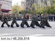 Military Victory parade on May 9. Marching of women soldiers in camouflage uniform on Minin and Pozharsky Square in Nizhny Novgorod. Редакционное фото, фотограф Константин Григорьев / Фотобанк Лори