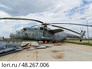 Тяжёлый военный транспортный вертолёт Ми-6, реставрация на территории музея. Волгоградская область, Средняя Ахтуба, Россия (2024 год). Редакционное фото, фотограф Андрей Цыганков / Фотобанк Лори