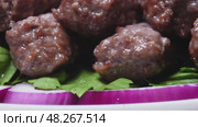 A plate of meatballs with a purple onion on the edge. Стоковое видео, видеограф Ярославский Максим / Фотобанк Лори