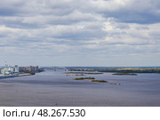 Вид на реку Волга и Борский железнодорожный мост в Нижнем новгороде. Автомобильно-железнодорожный мост. Стоковое фото, фотограф Константин Григорьев / Фотобанк Лори