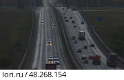 Cars traveling on the highway road in dusk, 4k. Стоковое видео, видеограф Михаил Коханчиков / Фотобанк Лори