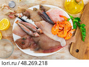 Mix of fish with shrimp served on platter. Стоковое фото, фотограф Яков Филимонов / Фотобанк Лори