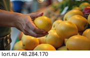 Woman buy mango market, close-up hands, fruit display emporium. AI Generative. Стоковое AI-видео, аниматор Spirit River / Фотобанк Лори