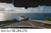 Scenic Coastal Drive Along the Ocean With Clear Skies and Serene Waves. Стоковое AI-видео, аниматор Юлия Гапеенко / Фотобанк Лори