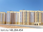 Современный многоэтажный красивый дом на фоне голубого неба. Modern panel apartment building on background of blue sky. Стоковое фото, фотограф Татьяна Д / Фотобанк Лори