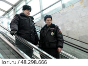 Полицейские патрульно-постовой службы на эскалаторе станции Московского центрального кольца (2017 год). Редакционное фото, фотограф Free Wind / Фотобанк Лори