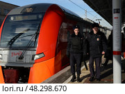 Полицейские патрульно-постовой службы на станции Шоссе Энтузиастов Московского центрального кольца (2017 год). Редакционное фото, фотограф Free Wind / Фотобанк Лори