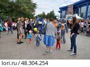 Аниматоры развлекают детей на праздновании Дня города. Город Тюмень (2016 год). Редакционное фото, фотограф Александр Тараканов / Фотобанк Лори