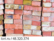 Кирпичи из красной глины уложенные на деревянные поддоны. Red clay bricks are stacked on wooden pallets. Стоковое фото, фотограф Татьяна Д / Фотобанк Лори