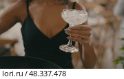 A girl in a black dress pours an alcoholic drink with ice at an event. Стоковое видео, видеограф Tatiana Malinsky / Фотобанк Лори