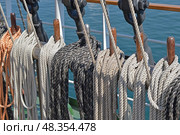 Свернутые корабельные канаты развешанные на палубе парусника. Coiled ship's ropes hung on the deck of a sailing ship. Стоковое фото, фотограф Татьяна Д / Фотобанк Лори