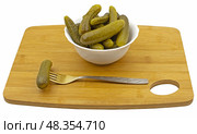 Тарелка с солеными огурцами на белом фоне. Some pickled cucumbers in a glass bowl on a white background. Стоковое фото, фотограф Татьяна Д / Фотобанк Лори