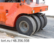 Пневмошинный каток  на дорожных работах. Heavy Vibration roller compactor for road repairing. Стоковое фото, фотограф Татьяна Д / Фотобанк Лори