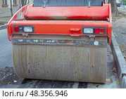 Пневмошинный каток  на дорожных работах. Heavy Vibration roller compactor for road repairing. Стоковое фото, фотограф Татьяна Д / Фотобанк Лори