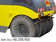 Часть пневмошинного катка  на белом фоне. Part of a heavy Vibration roller compactor for road repairing  on white background. Стоковое фото, фотограф Татьяна Д / Фотобанк Лори