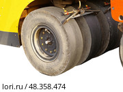 Часть пневмошинного катка  на белом фоне. Part of a heavy Vibration roller compactor for road repairing  on white background. Стоковое фото, фотограф Татьяна Д / Фотобанк Лори