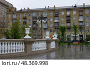 Входная группа в Малый сквер Металлургов со стороны площади Ленина, город Магнитогорск, Челябинская область. Редакционное фото, фотограф Алексей Иванов / Фотобанк Лори