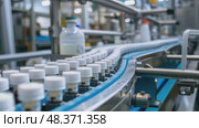 White plastic bottles moving on conveyor belt in dairy plant. Стоковое AI-видео, аниматор Юрий Поздников / Фотобанк Лори