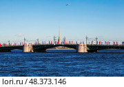Вид на Петропавловскую крепость через Дворцовый мост. Санкт-Петербург (2024 год). Редакционное фото, фотограф Сергей Афанасьев / Фотобанк Лори