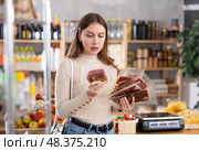 Girl choose hamon in store. Стоковое фото, фотограф Яков Филимонов / Фотобанк Лори