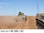 Боевая машина десанта БМД-2 движется по пыльной дороге. Стоковое фото, фотограф Андрей Цыганков / Фотобанк Лори