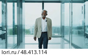 Smiling confident stylish mature middle aged man standing in modern office. Old senior businessman gray haired man 60s business executive manager looking at camera arms crossed portrait. Стоковое AI-видео, аниматор ALLA YURTAYEVA / Фотобанк Лори