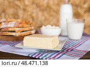 Butter, dairy products and bread on the table against the background of hay. Стоковое фото, фотограф Татьяна Яцевич / Фотобанк Лори